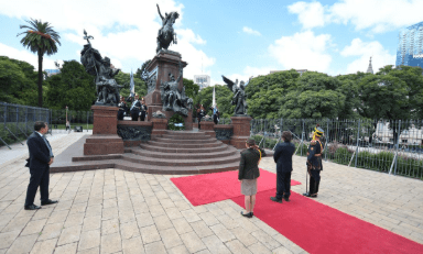 Milei encabezó un breve homenaje a San Martín en Plaza San&nbsp;Martín