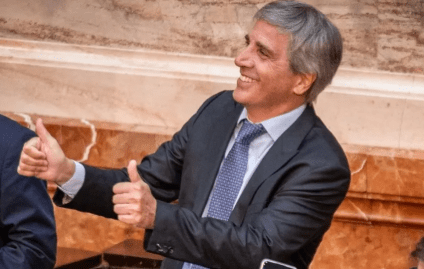 Caputo afirmó que el Gobierno resolvió “de raíz” el déficit fiscal