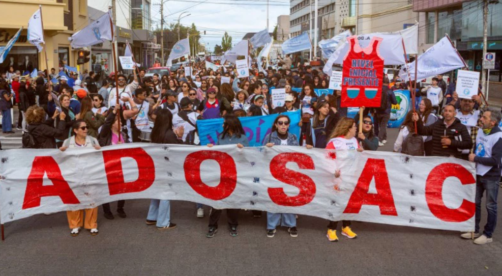 Santa Cruz: docentes paran y marchan contra la ley de emergencia y por mejoras salariales
