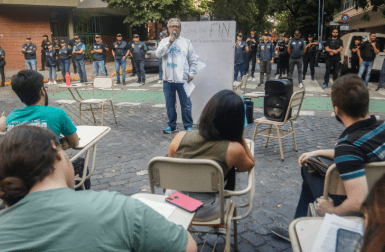 Clases públicas frente a la casa de Adorni por el conflicto universitario