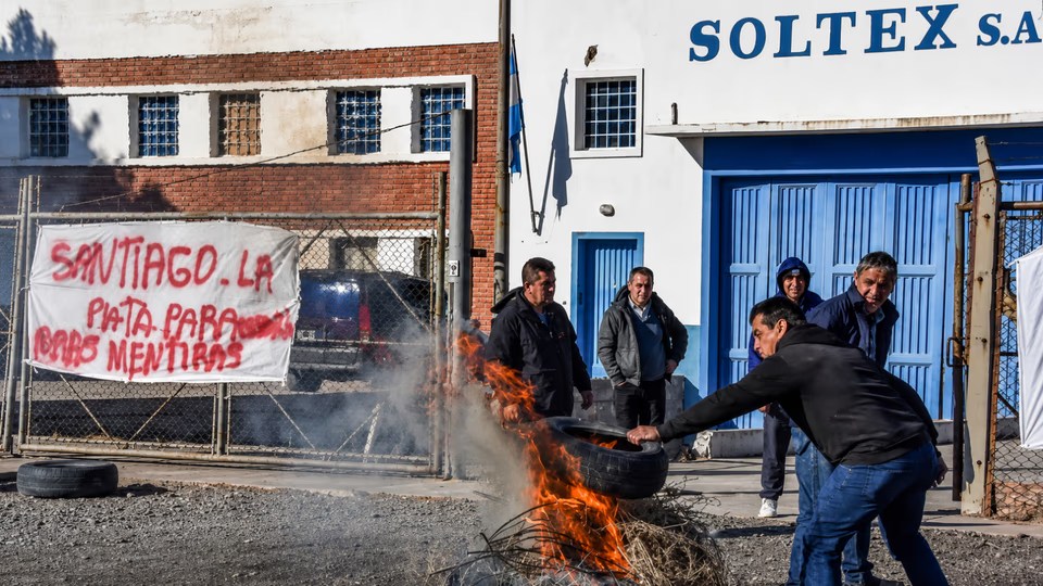 Sin salarios y con la fábrica paralizada, crece el reclamo de control obrero